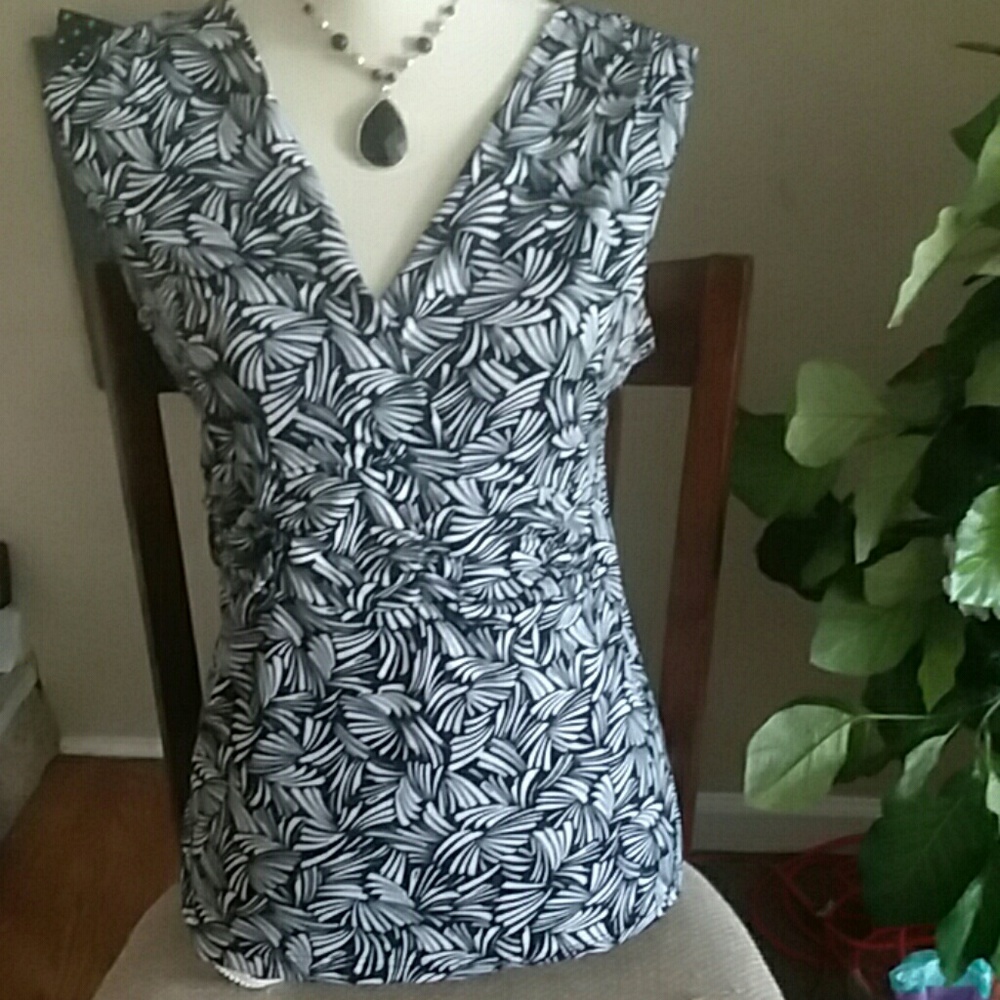 Sleeveless v neck top